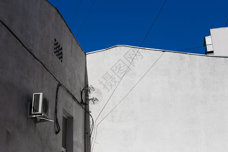 古灰的建筑墙在蓝天的背景下城市抽象古灰的建筑墙在蓝天的背景下城市抽象图片