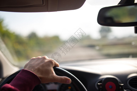 手握方向盘驾驶汽车图片