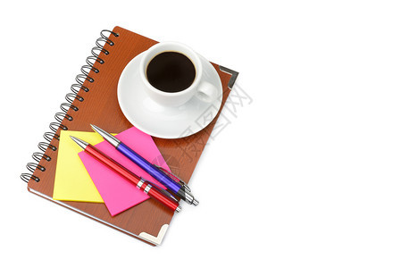 笔记本上的咖啡杯和白色背景上的咖啡杯平面顶部视图文本空闲间图片