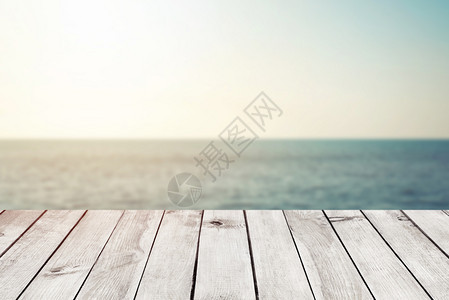 空木板以模糊的沙滩背景和阳光为灰色抽象的海边浅滩用于蒙合产品显示图片