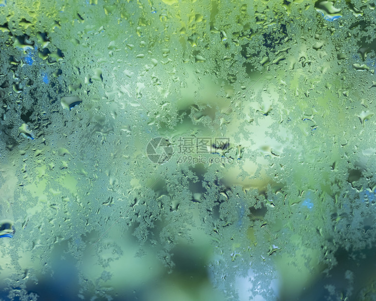 以绿底玻璃杯为代表的湿水滴图片