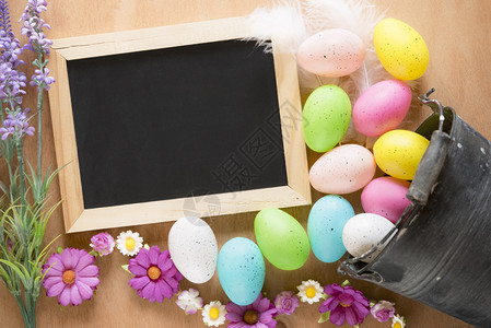 黑板旁布满了鲜花和彩色鸡蛋图片