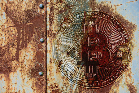 gune纹理生锈金属表面覆盖着蓝色涂料粉片和破碎纹理有比特币加密货的象征网络世界的新数字货币图片