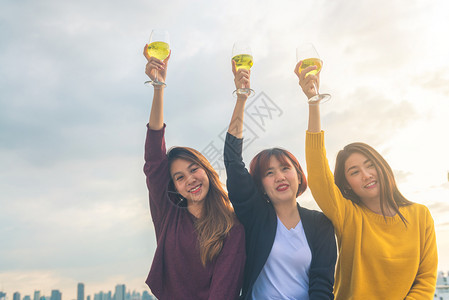 一群青年女孩在屋顶开节日派对图片