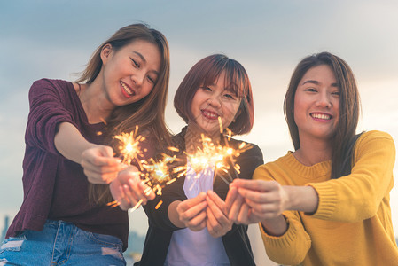 一群青年女孩在屋顶开节日派对图片