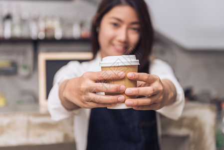 一位女服务员手上握着一杯咖啡图片