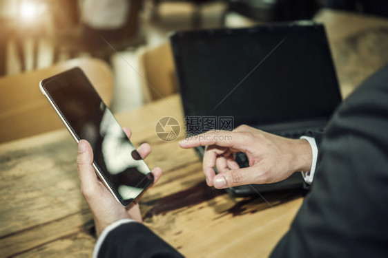 商业连线技术概念商人使用智能手机与人连线检查电子邮件图片