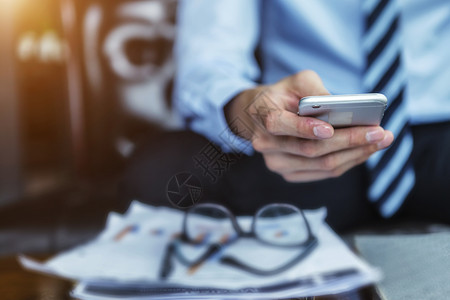 商业连通技术概念商人使用智能手机与伙伴人员联系或检查办公室咖啡厅的电子邮件和股票图片