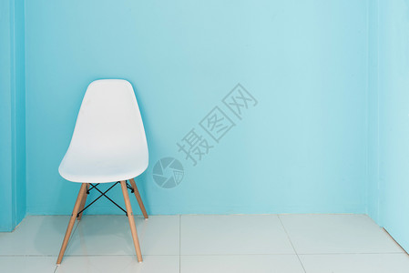 现代白色椅子位于一个有蓝色墙的客厅空间用于室内装饰或复制空间背景图片