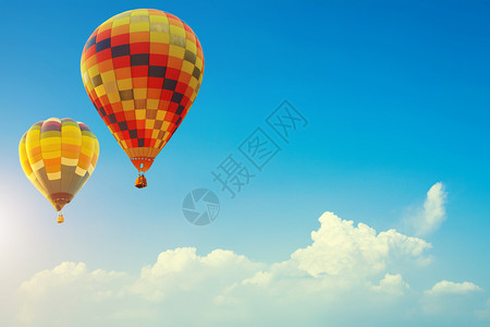在美丽的蓝色天空中有两个多彩的热气球上面有云旅行背景概念空闲文字间新鲜自然和放松假期图片