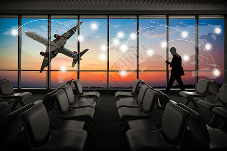 日落时机场乘客的轮廓图片