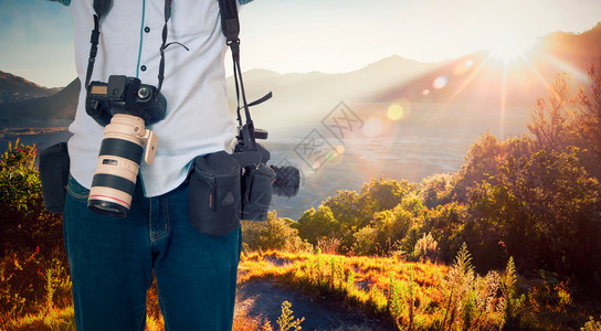 摄影师美丽的风景日出在山上图片