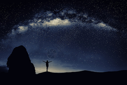 年轻人在夜里站星下旅行概念图片