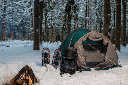 冬季森林中的帐篷和营火图片