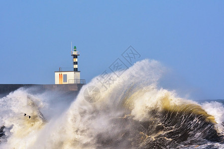 在西班牙的阿斯图里亚岛横跨灯塔和圣埃斯特班码头的暴风波图片