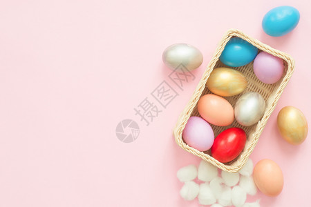 彩色复活节鸡蛋在粉底背景上图片