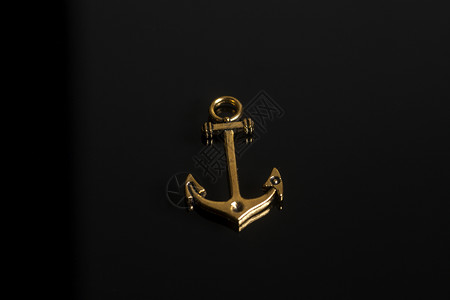 黑色背景的金锚珠宝图片素材