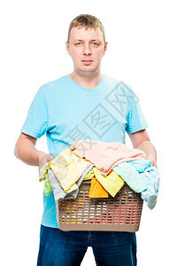 一个男人的肖像一个男人用篮干净的洗衣用来熨烫白色背景孤立图片