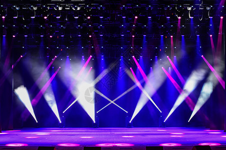 明亮的空演唱舞台有烟雾和红光紫蓝的线图片