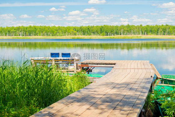 美丽的农村景观一个木头码和光滑的湖图片