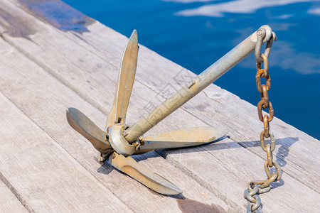 铁锚在木码头上图片素材