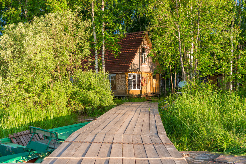从湖到渔民和池塘岸边的房屋木制码头图片