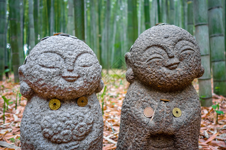 日本京都荒山竹林中的小jizo雕像日本京都荒山竹林中的jizo雕像图片