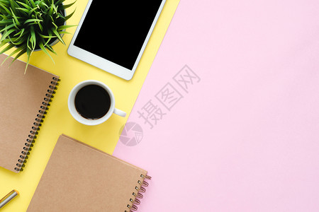 办公桌工作空间平面咖啡杯和纸背景笔记本的工作空间照片粉色的办公桌式概念图片
