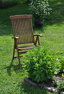 在平静环境中娱乐的花园椅图片