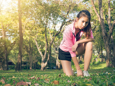 年轻女子在公园锻炼使身体更美在公园户外跑步图片
