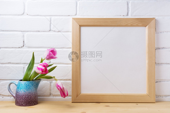 在紫蓝色投手花瓶中用粉红色的郁金香模拟木制方形图案框架空模拟演示文稿设计现代艺术的模板框架图片