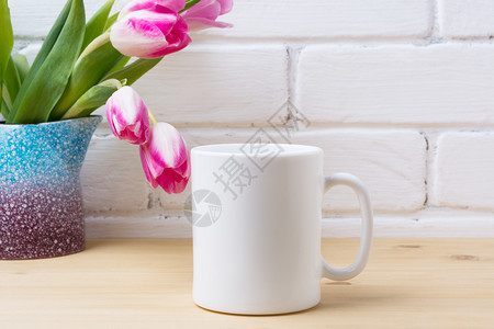 白色咖啡杯粉红郁金香紫蓝花瓶空杯子模拟设计促销图片