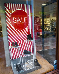 大字母表示鞋店商窗户的销售额图片