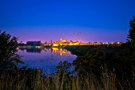 曼托瓦市天际夜景欧洲文化首都和意大利兰巴迪地区世界遗产图片