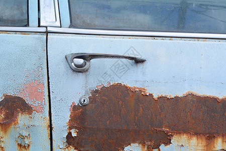 旧车上的彩色生锈金属纹身粗糙的图片