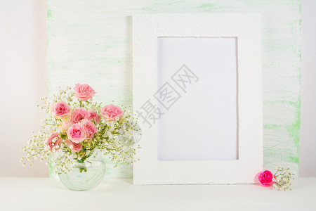 花瓶中的玫瑰模型框架海报风格化的产品设计空框架白肖像图片