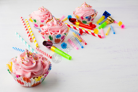 粉红纸杯蛋糕和蜡烛的生日背景蛋糕美食甜点生日邀请模型风格桌面生日背景图片