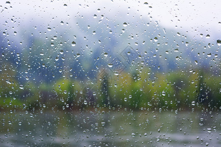 窗户上的雨滴图片