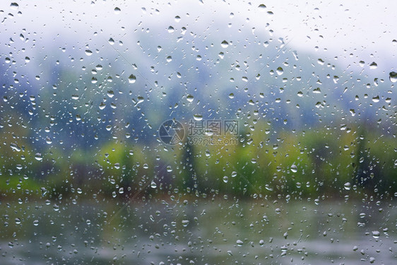 窗户上的雨滴图片