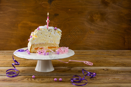 木桌上的生日蛋糕图片