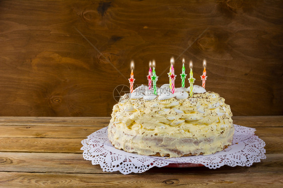 生日蛋白糕烧蜡烛生日蛋糕白生日卡蛋糕图片