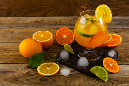 木制桌上的柑橘类饮料柠檬果夏季饮料柑橘类柠檬鸡尾酒水果饮料图片