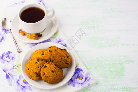 茶杯和饼干淡绿色背景复制空间茶杯晚宴早餐茶家制饼干茶杯和浅绿色背景图片