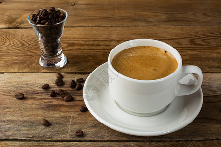 生锈背景的咖啡杯和豆杯浓早间休息图片