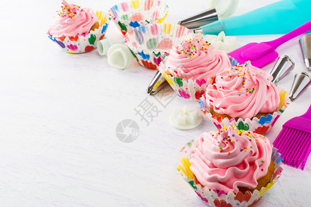 粉红生日蛋糕和餐具生日自制蛋糕装饰流程图片