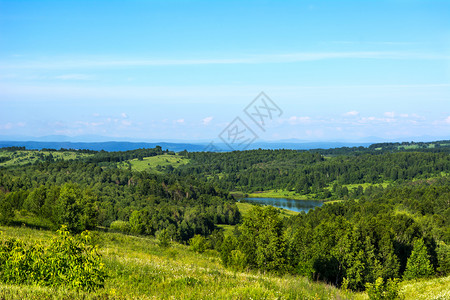 夏季美丽的山地景观包括蓝湖风景优美的山坡观滚动的山丘和天空美丽的景观夏季美丽的山地景观和蓝湖图片