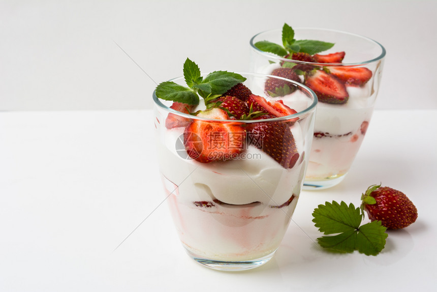 白色背景的草莓酸奶图片