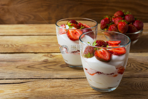 木桌背景的草莓酸奶图片