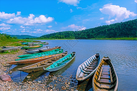 木船停靠在河岸边美丽的流景观图片