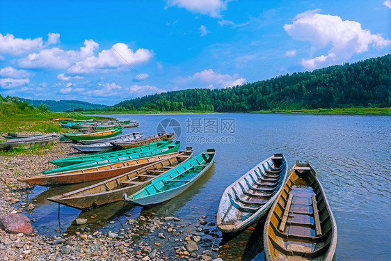 木船停靠在河岸边美丽的流景观图片